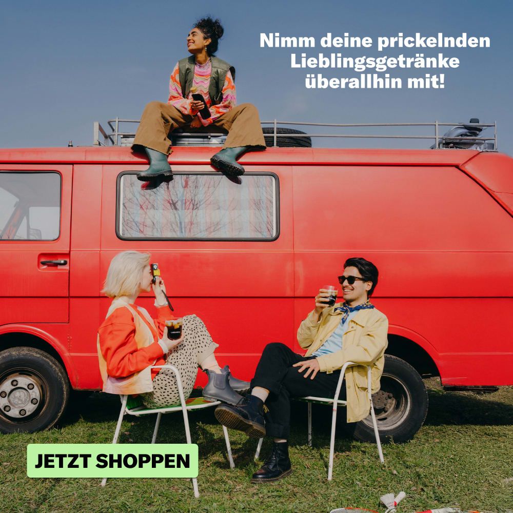 Drei Personen sitzen vor rotem Van. Sie trinken Getränke. Text: Nimm deine prickelnden Lieblingsgetränke überallhin mit! Jetzt shoppen.