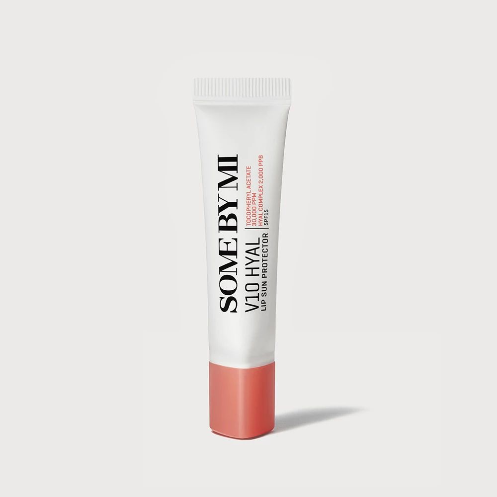 Weiße Tube mit rosa Verschluss. Aufschrift: SOME BY MI V10 HYAL Lip Sun Protector SPF15.