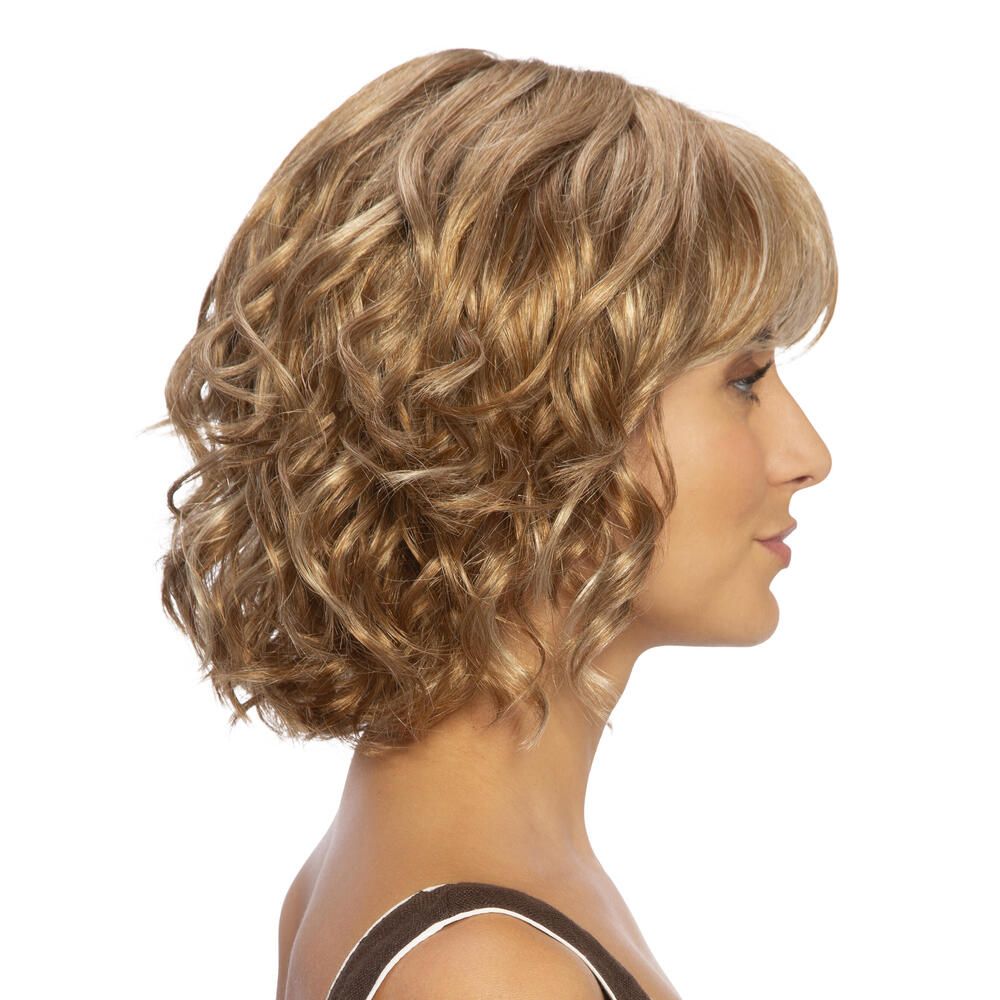 Perücke Capri, blond, gewellt, mit Pony. Seitenansicht einer Frau mit Perücke. Schulterlange Haare.
