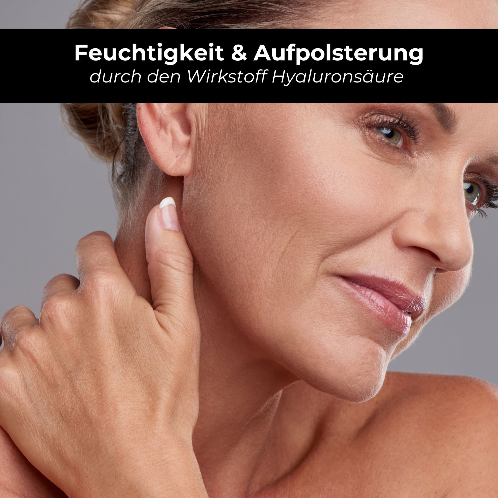 Frau berührt Hals. Text: Feuchtigkeit & Aufpolsterung durch Hyaluronsäure.