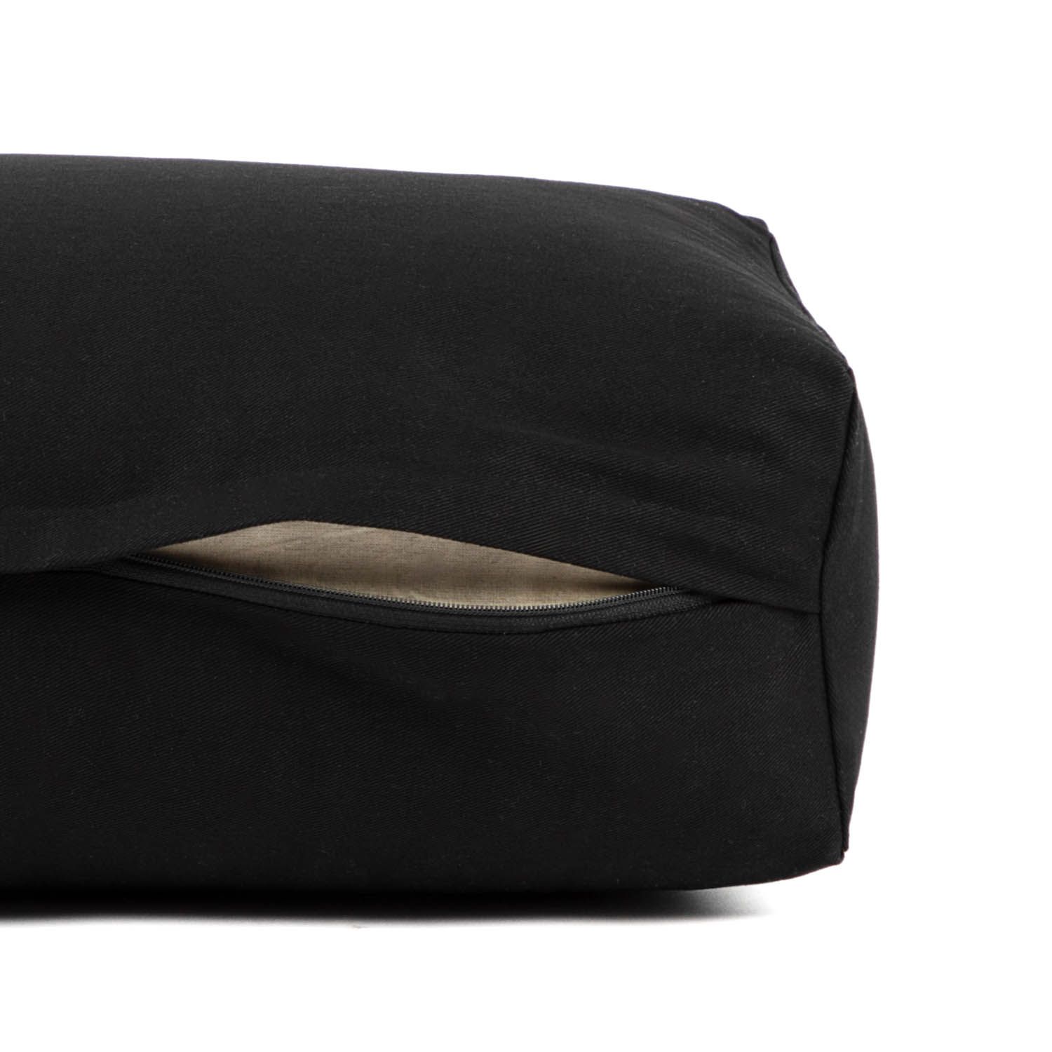 Nahaufnahme des Reißverschlusses an einem schwarzen Yoga-Bolster.