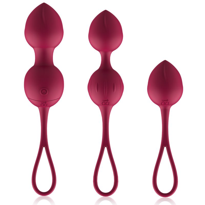 Drei burgunderfarbene Kegel-Kugeln mit Schlaufen. Die Kugeln haben unterschiedliche Formen und Größen. Das Produkt trägt das Logo CICI.