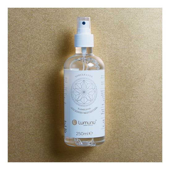 Flasche auf goldenem Hintergrund. Aufschrift: TOYCLEANER, TADELOS, Lumunu, 250ml. Goldfarbenes Logo.