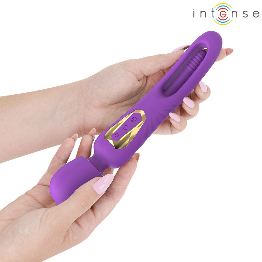 Lila Stab mit Zunge, goldfarbene Knöpfe. Hände halten das Produkt. Hintergrund weiß.