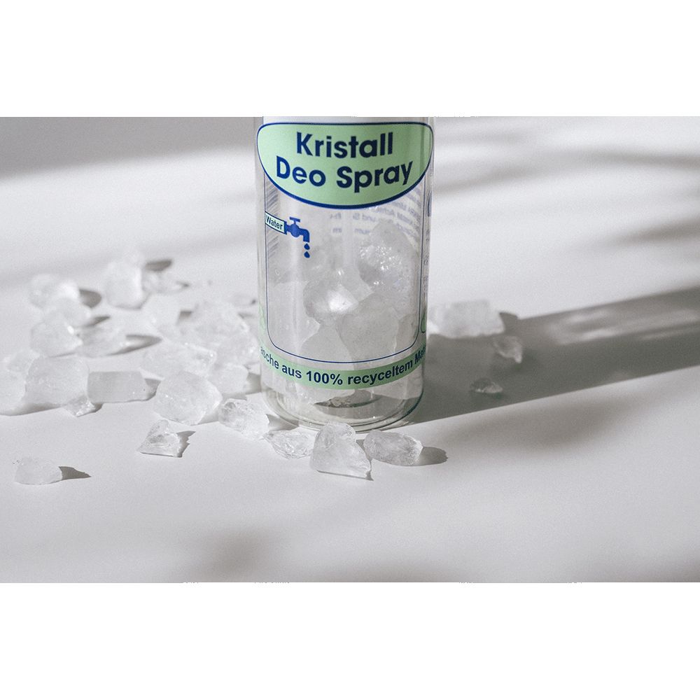 Deospray-Flasche mit Kristallen. Aufschrift: Kristall Deo Spray. Flasche aus 100% recyceltem Material.