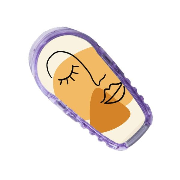 Diasticker® Dexcom G6 Stickerset mit abstraktem Gesichtsmotiv. Orange, beige und schwarze Linien, in lila Hülle.