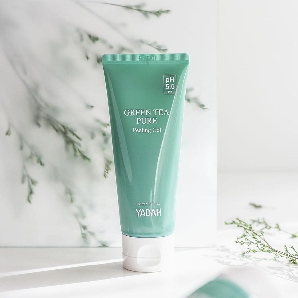 Grüne Tube mit "Green Tea Pure Peeling Gel"-Aufdruck. Marke: Yadah. pH 5.5. Weiße Kappe. Aufschrift in Weiß.