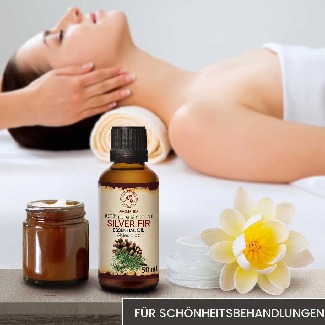 Flasche Silber-Tanne-Ätherisches Öl, Glasbehälter, Blüte, Frau bei Massage.