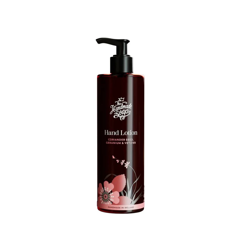 Braune Handlotion-Flasche mit schwarzem Spender. Aufschrift: Hand Lotion, Koriandersamen, Geranium & Vetiver. Mit floralem Design.