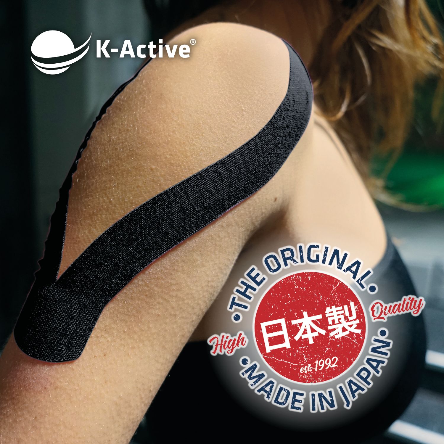Schwarzes K-Active® Tape auf Schulter. Logo und Schriftzug „Made in Japan“. Runder Aufkleber mit Text.