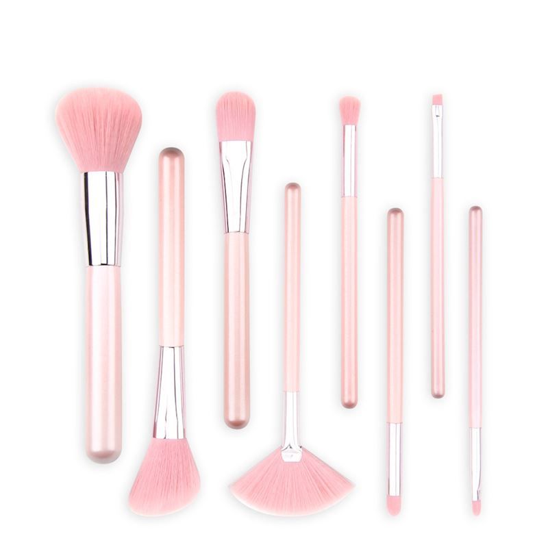 Set von acht rosa Make-up-Pinseln. Verschiedene Formen und Größen, mit silbernen Metallhülsen und rosa Griffen. Auf weißem Hintergrund.