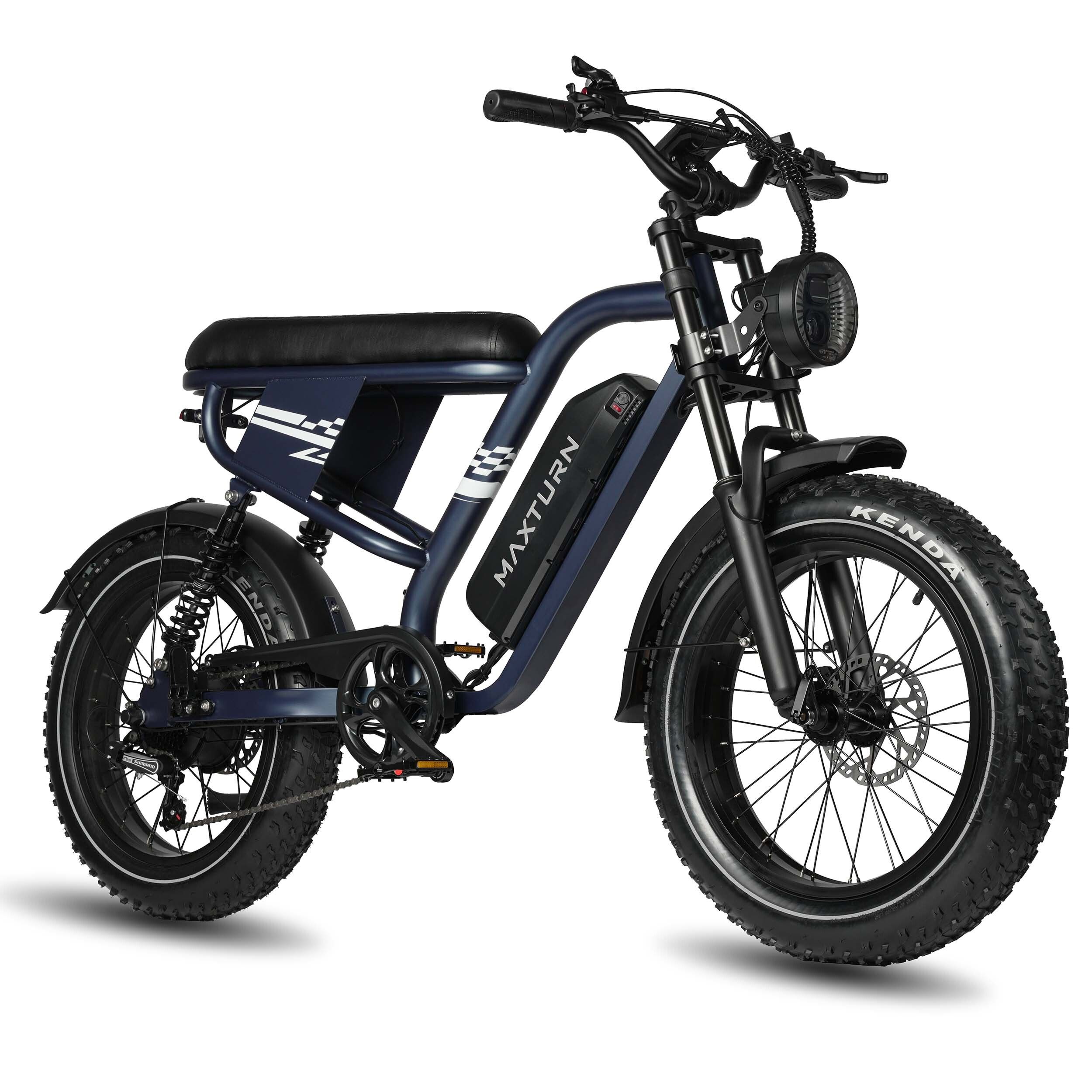 Blaues Elektro-Mountainbike. Schwarze Reifen, Sattel und Schutzbleche. Akku mit MAXTURN-Logo. Frontansicht.