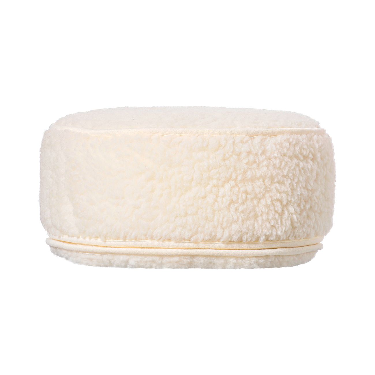 Rundes, cremefarbenes Kissen aus Wollstoff. Oeko-Tex zertifiziert. Seitliche Ansicht, flauschige Oberfläche, umlaufender Saum.