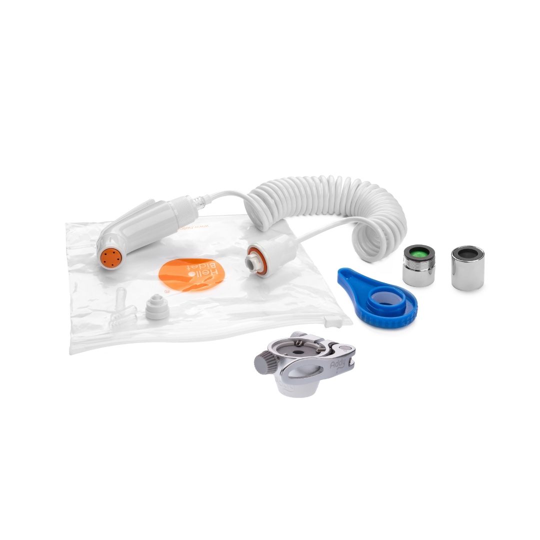 Doccetta bidet portatile con accessori: tubo, adattatori, filtri, supporto, sacchetto. Vari colori.