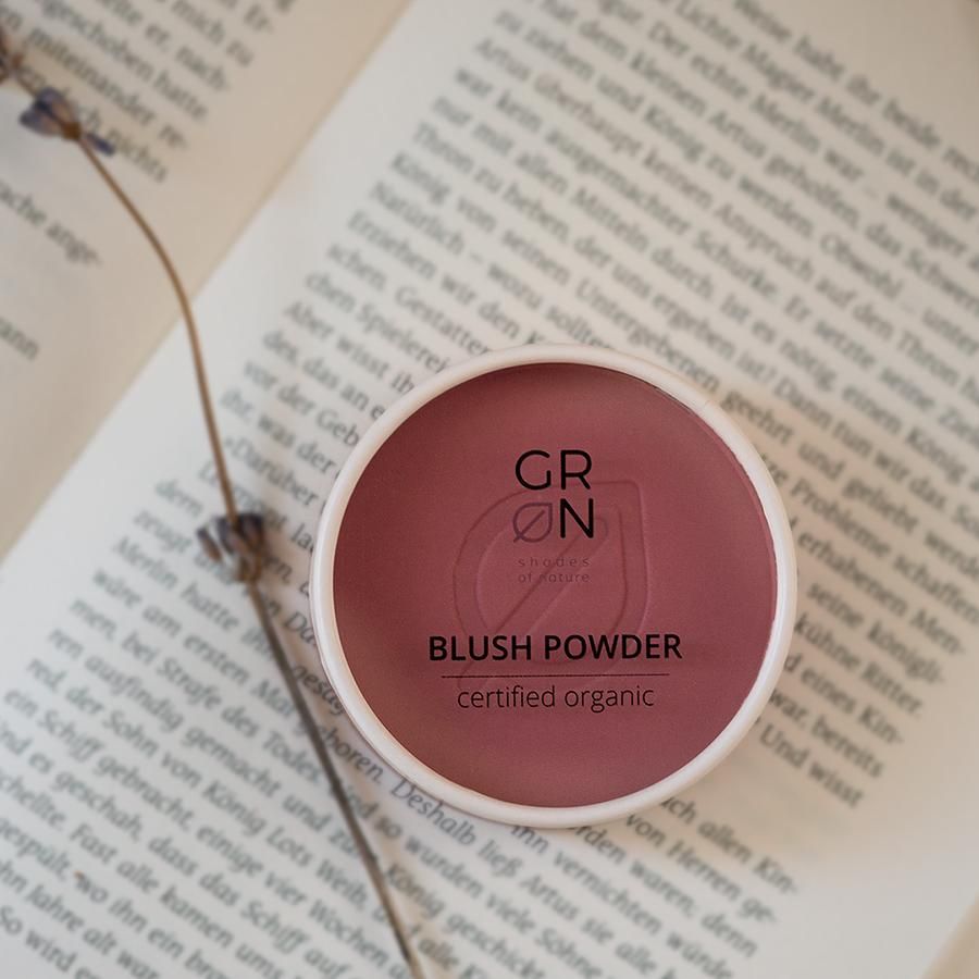 Runder Blush-Puder-Behälter, rosewood, auf einem Buch. Schriftzug: GRN, Blush Powder, certified organic.
