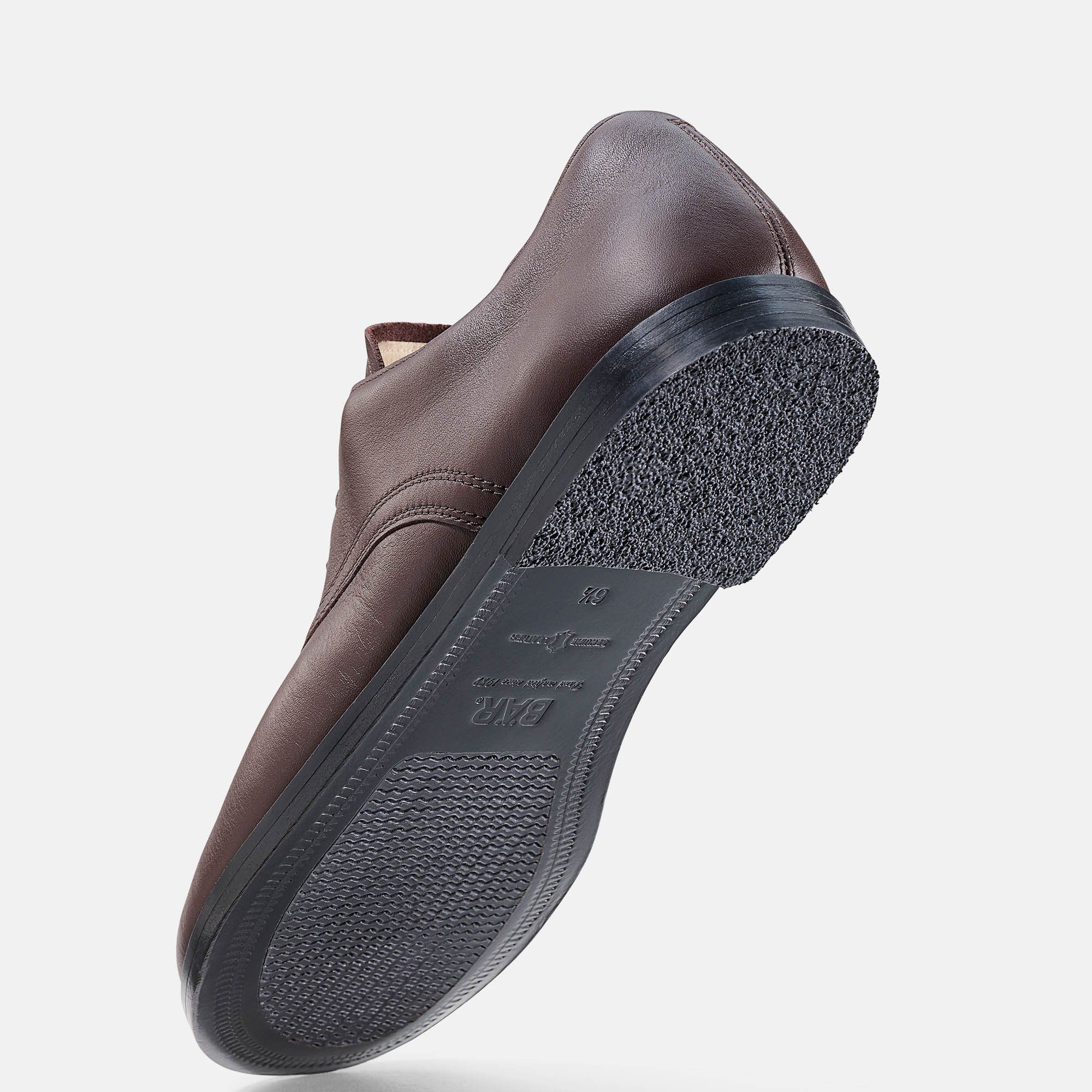 Brauner Lederschuh von unten. Schwarze Sohle mit Profil. Helle Innensohle. Logo auf der Sohle. Breite Passform.