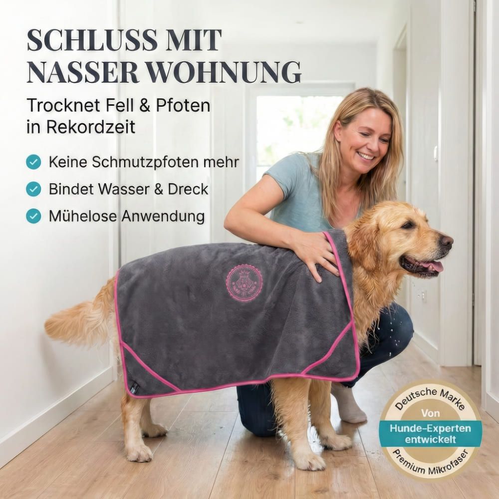 Graues Hundehandtuch mit rosa Einfassung. Frau trocknet Hund ab. Text: Schluss mit nasser Wohnung. Deutsche Marke.