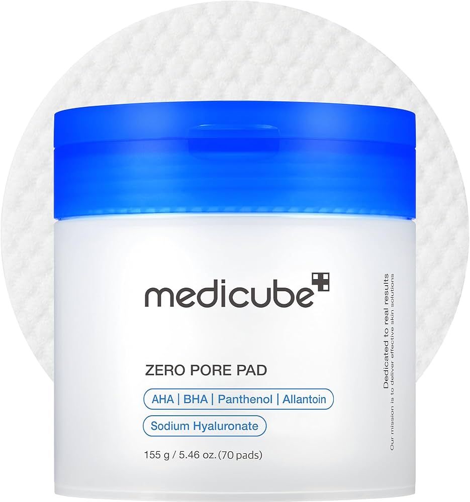 Weißer Behälter mit blauem Deckel. Aufschrift: medicube, ZERO PORE PAD, Inhaltsstoffe. 70 Pads, 155 g.