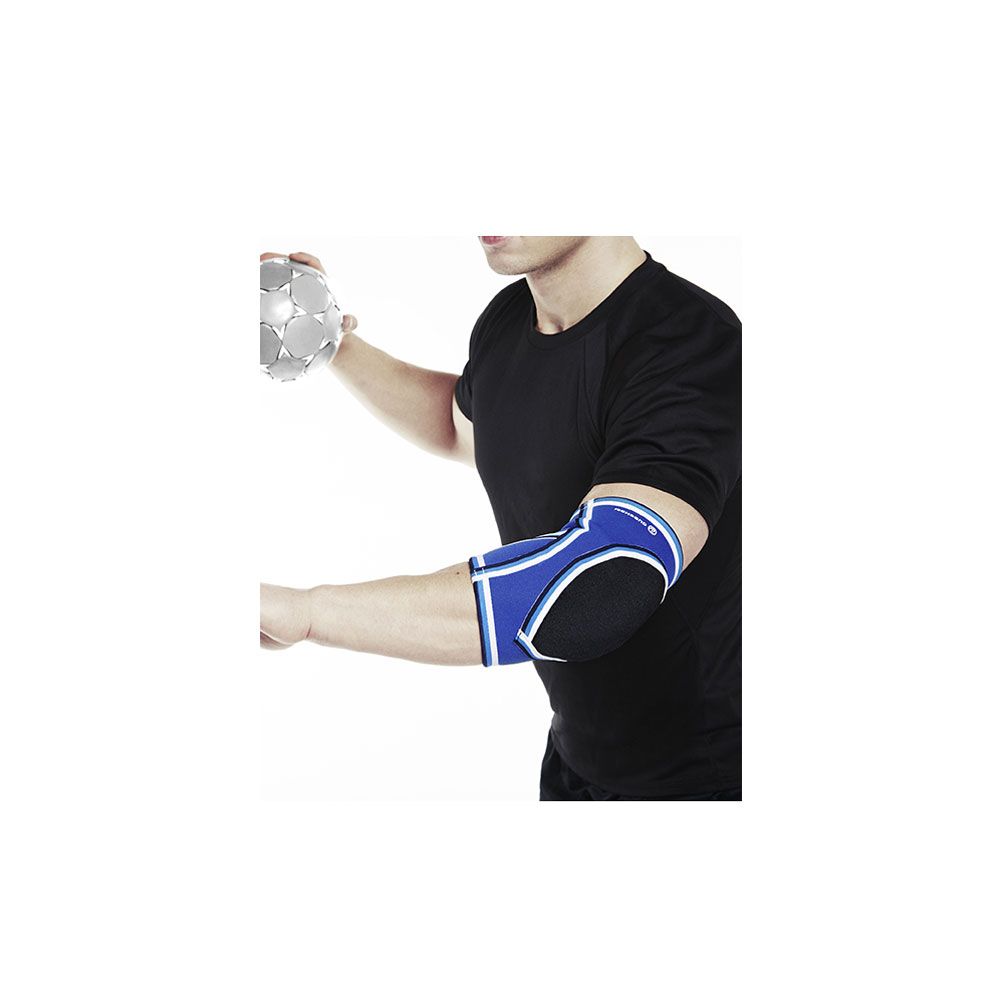 Mann mit blauem Ellenbogenschutz beim Handball. Schwarzes T-Shirt, Handball in der Hand.