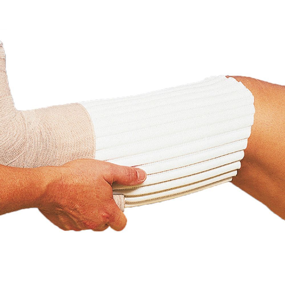 Weißes Schaumgummibinde, um ein Bein gewickelt. Eine Hand hält die Binde fest. Daneben ein Verband am Arm.