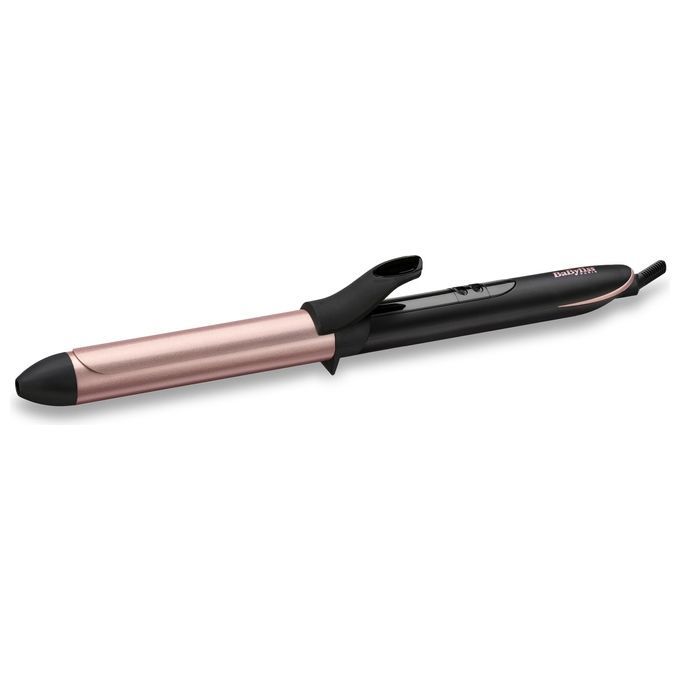 Il ferro arricciacapelli BaByliss da 25 mm, un dispositivo nero e oro rosa, è posizionato diagonalmente su uno sfondo bianco. Il ferro arricciacapelli ha un'impugnatura nera e un rullo riscaldante oro rosa. Il logo BaByliss è visibile sull'impugnatura.