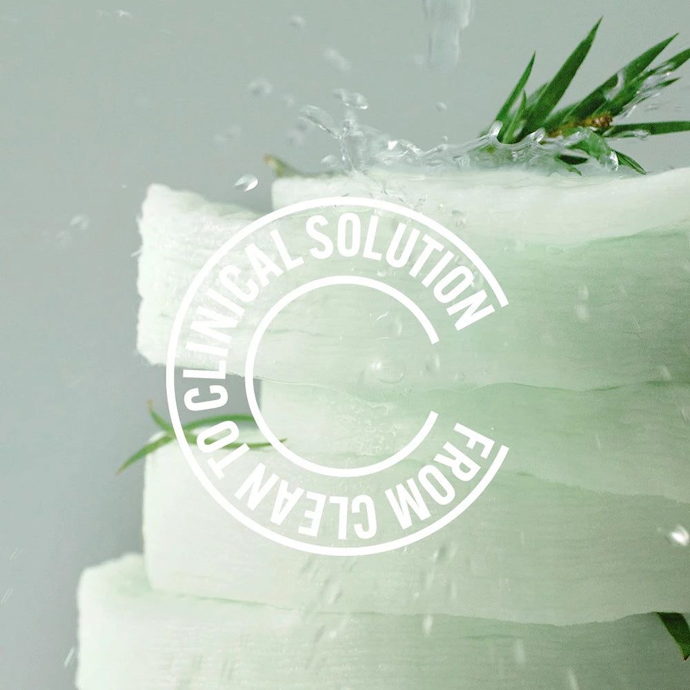 Gestapelte Pads. Aufschrift: CLINICAL SOLUTION. Wasser spritzt auf die Pads. Text: FROM CLEAN TO CLEAN.