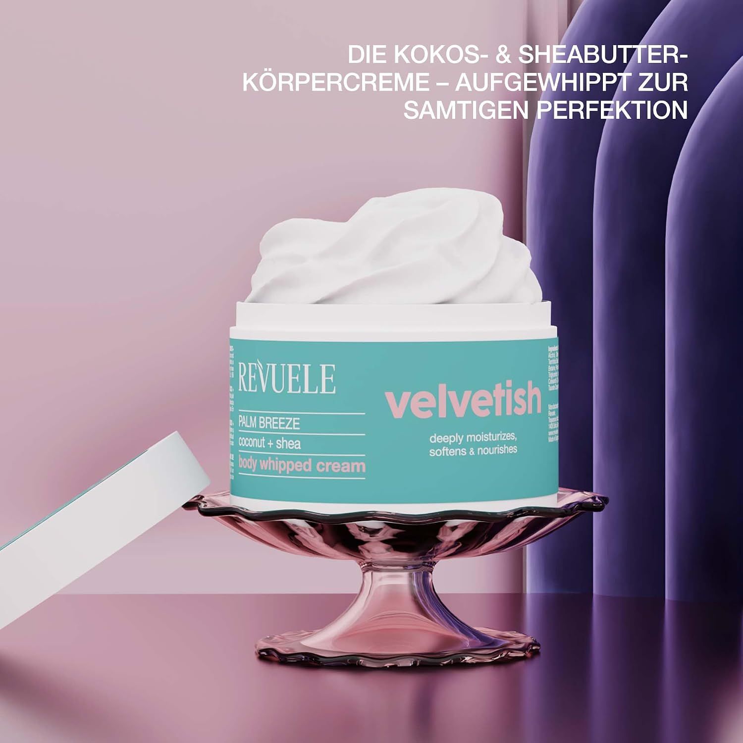 Frau trägt Revuele Körperpflege Whipped Cream auf. "Palm Breeze" Duft.