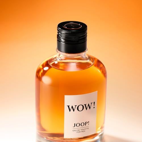 Glasflakon mit schwarzem Verschluss. Aufkleber mit "WOW!" und "JOOP!". "EAU DE TOILETTE FOR MEN" darunter.
