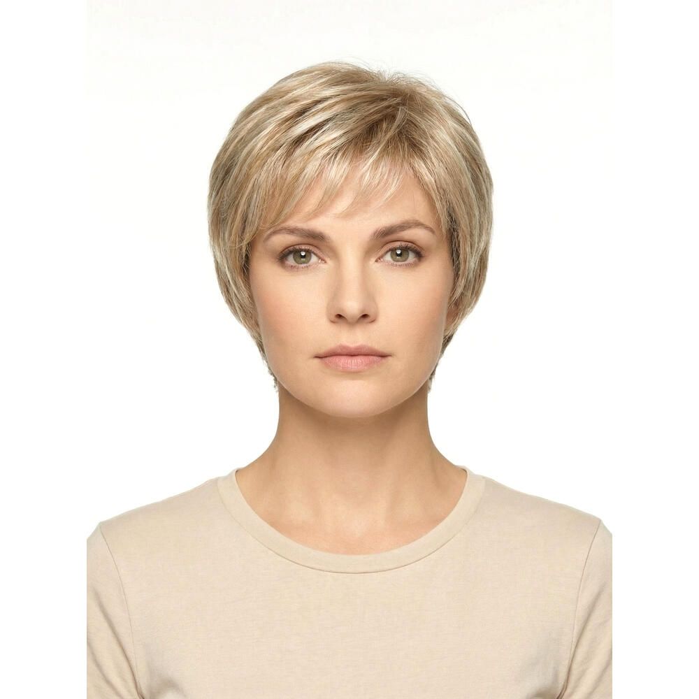 Kurzhaarperücke in Blond. Frontale Ansicht einer Frau mit der Perücke. Kurzer, gestufter Schnitt mit Pony.