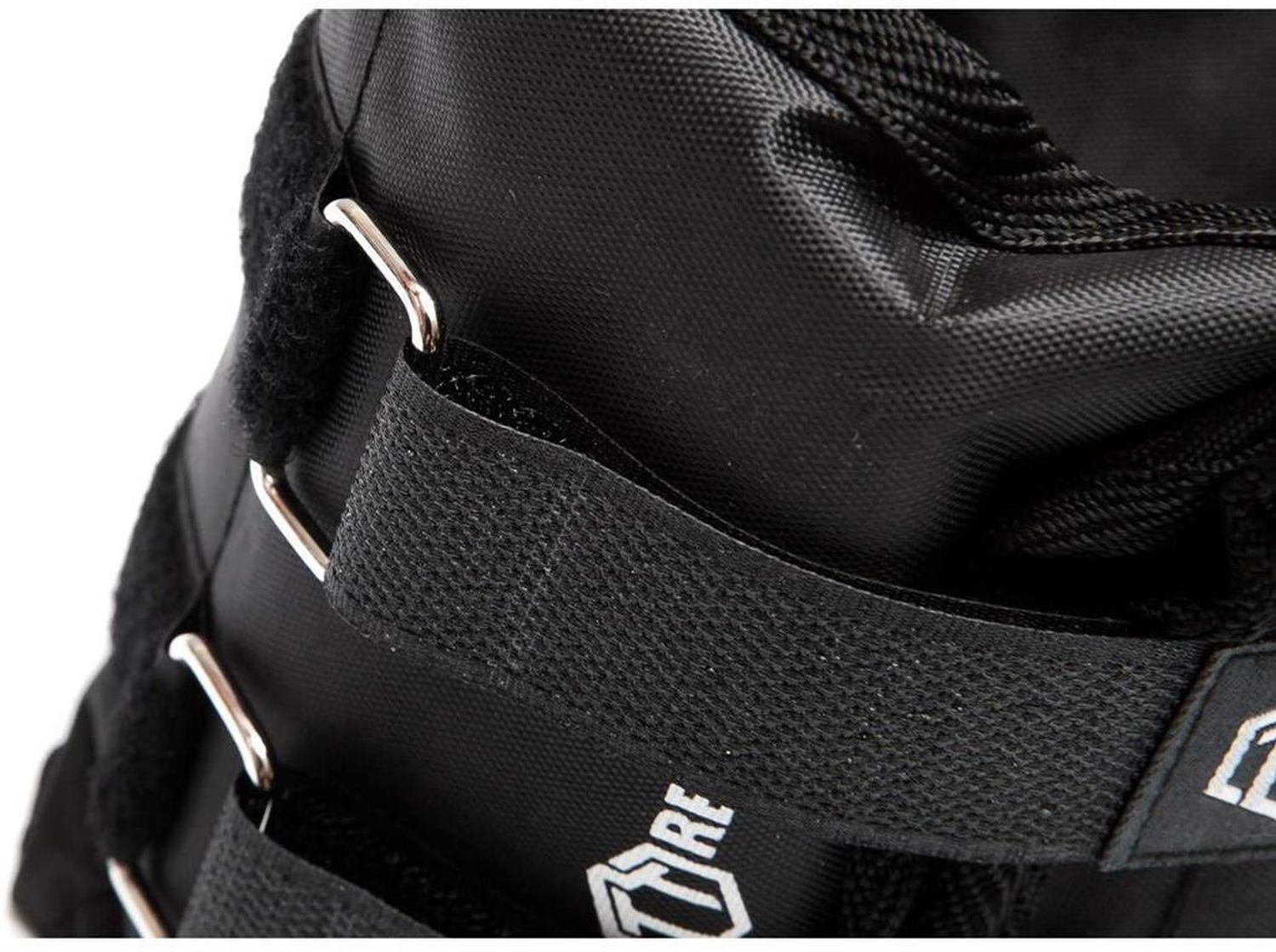 Schwarze Gewichtsmanschette mit Klettverschluss und Metallösen. Logo. Schwarzes Textilband.