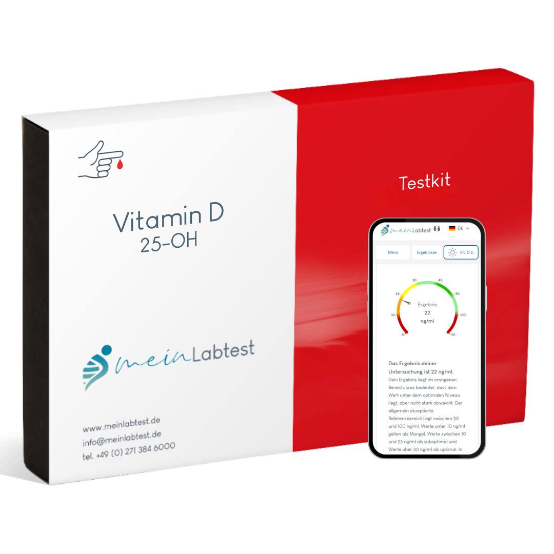 Weiß-roter Karton mit Aufschrift Vitamin D 25-OH und meinLabtest Logo. Ein Smartphone mit Testergebnissen.