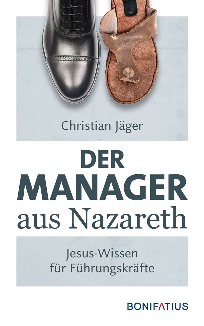 Buchcover mit Titel "Der Manager aus Nazareth". Autor: Christian Jäger. Schuhe: Lederschuh und Sandale. Verlag: Bonifatius.