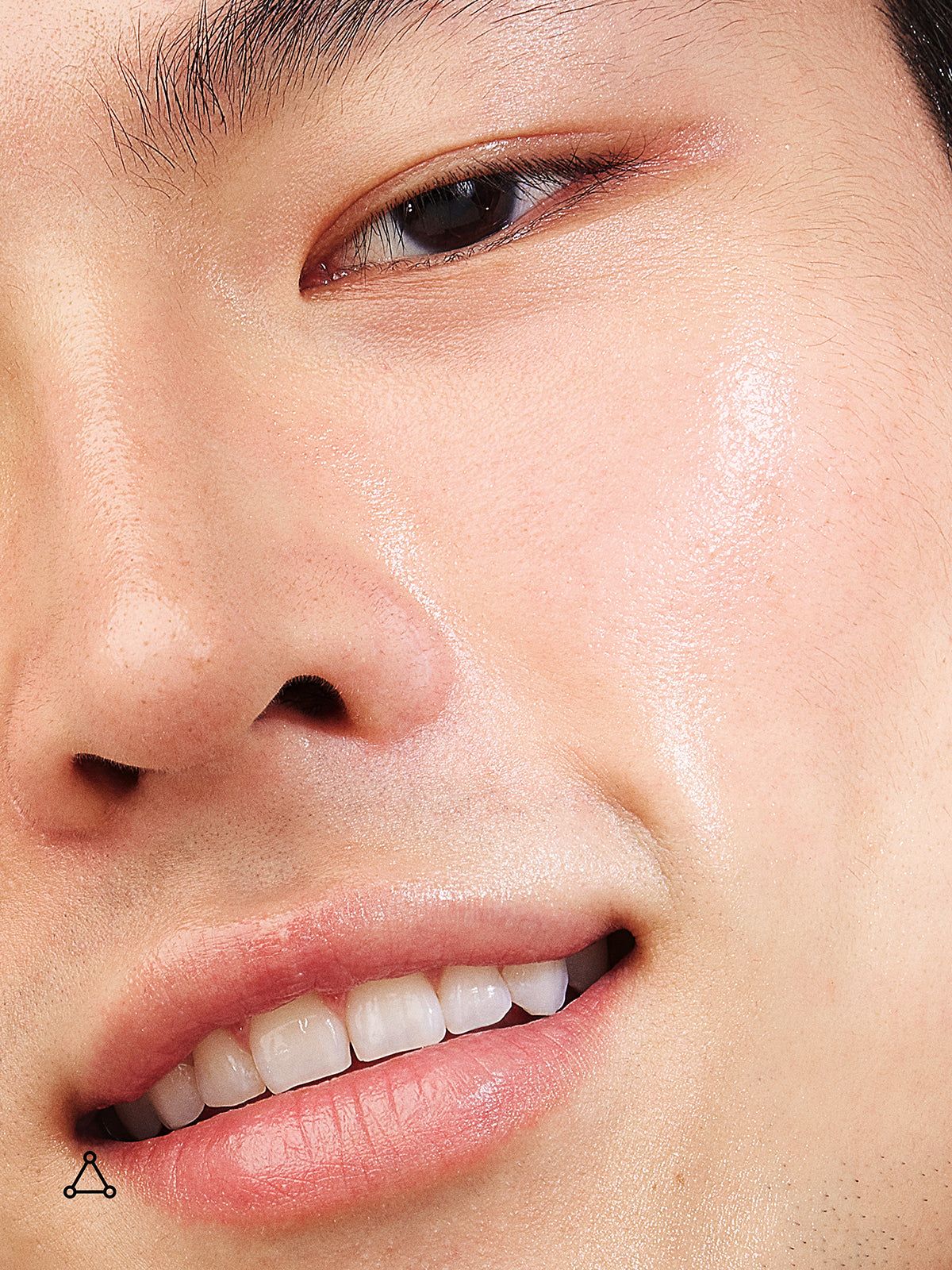 Nahaufnahme eines Gesichts mit Haut, die mit einem Vitamin C Serum behandelt wurde. Haut wirkt glänzend und gesund.