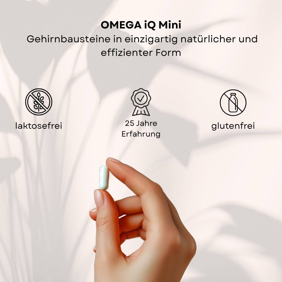 Hand hält eine Kapsel. Text: OMEGA IQ Mini. Laktosefrei, 25 Jahre Erfahrung, glutenfrei. Produkt in einzigartiger Form.