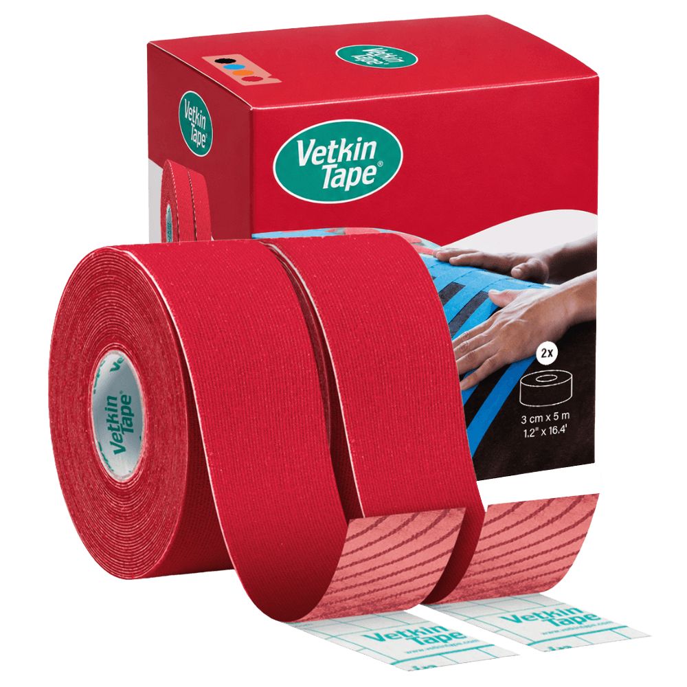 Rote Kinesiotape-Rolle mit Verpackung und zwei kleinen Tapes. Größe 3 cm x 5 m.