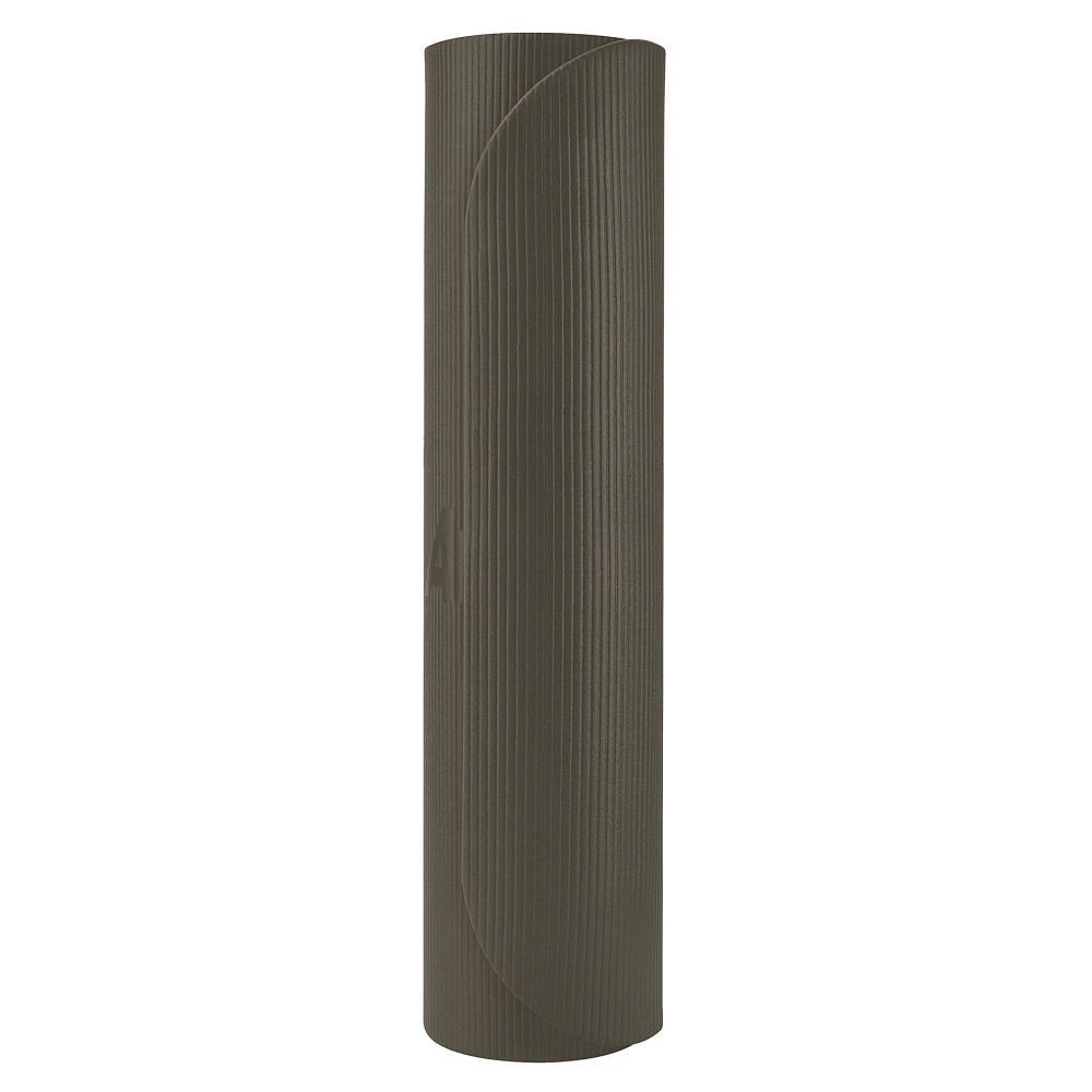 Gerollte Gymnastikmatte, olivgrün. Strukturierte Oberfläche. Vertikale Rillen. Geschlossene Form.