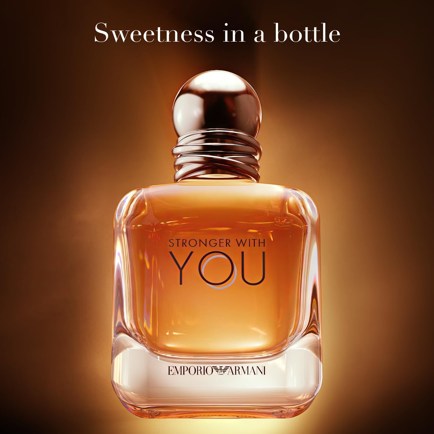 Parfümflakon mit Aufschrift STRONGER WITH YOU und EMPORIO ARMANI. Text: Sweetness in a bottle.
