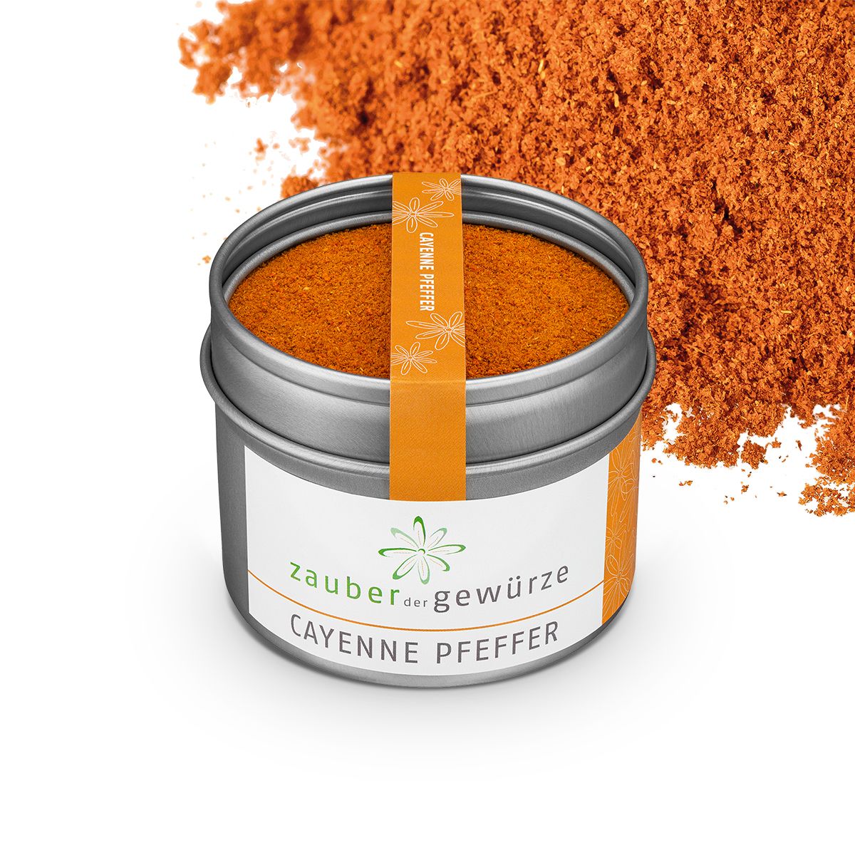 Silberne Dose mit Cayennepfeffer. Dose mit weißem Etikett und orangefarbenem Streifen. Orangeroter Cayennepfeffer daneben.