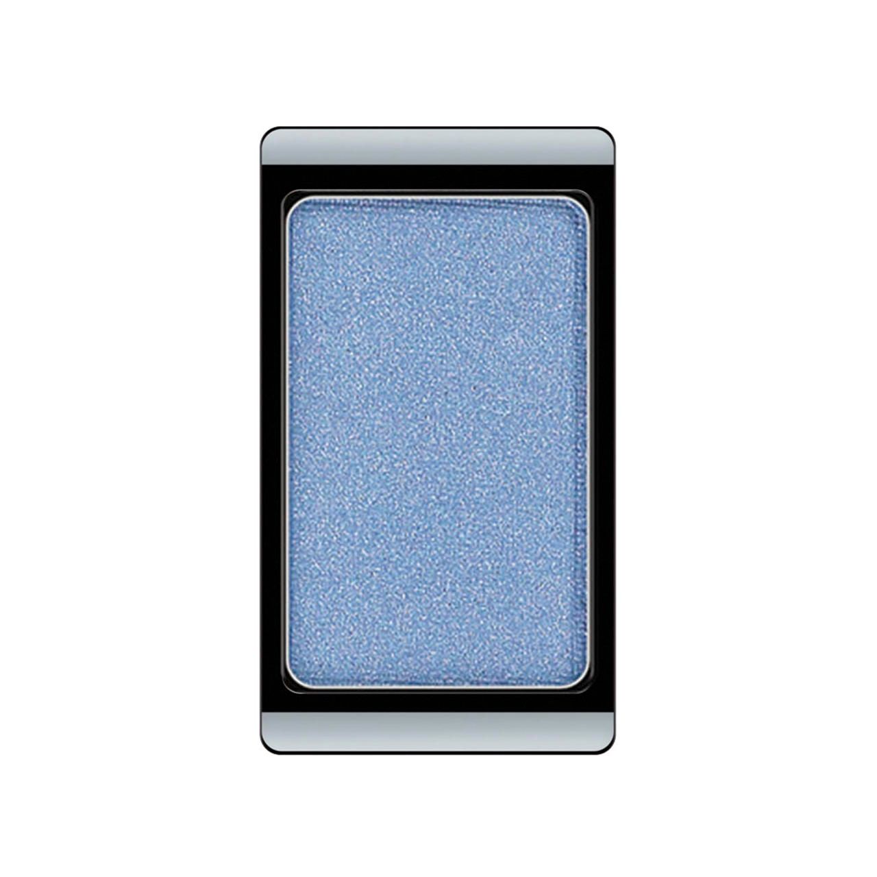 Fard à paupières dans un boîtier rectangulaire. Couleur bleu clair. Cadre noir, bord argenté.