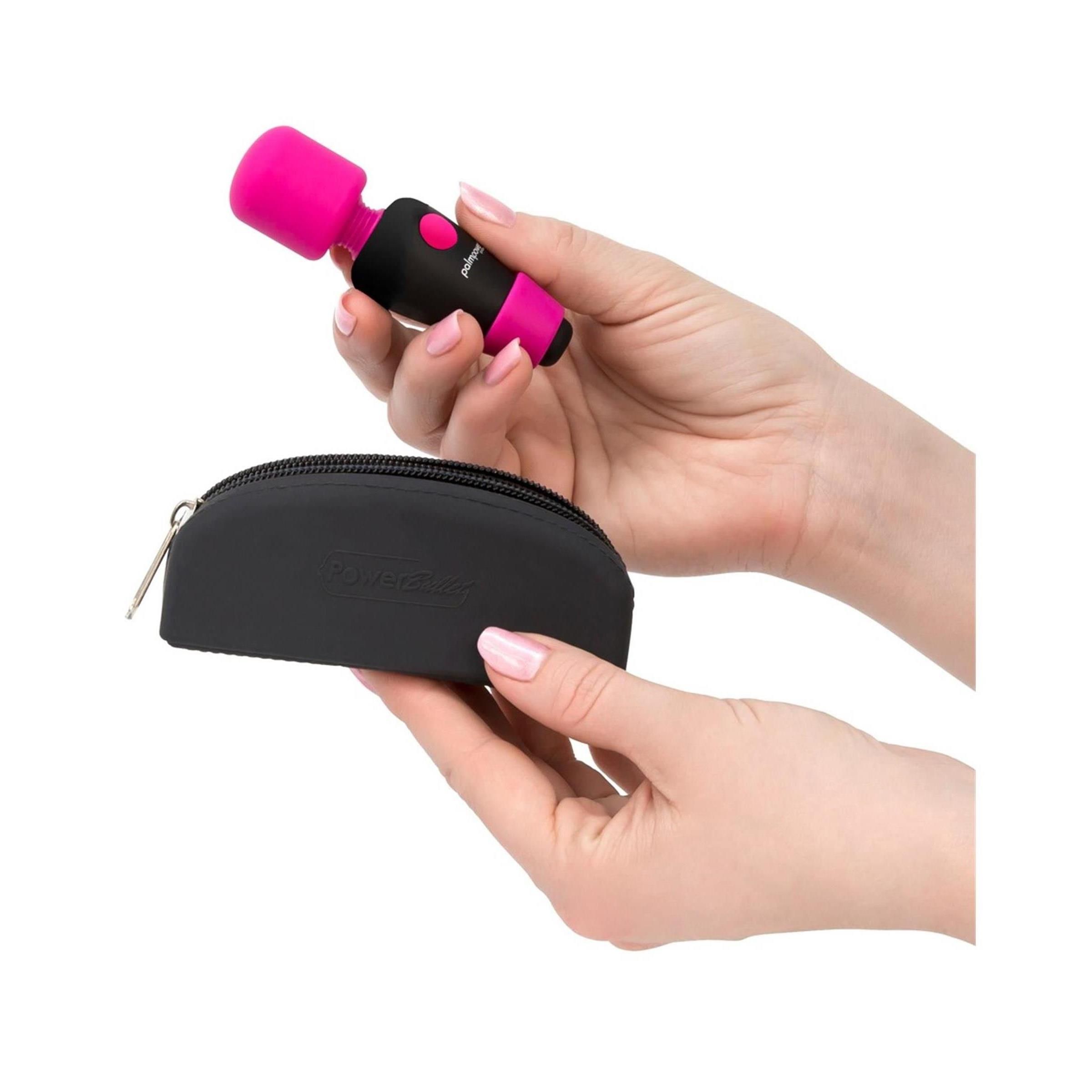 Hände halten ein schwarzes Produkt und eine schwarze Silikonhülle. Aufdruck: PowerBullet.