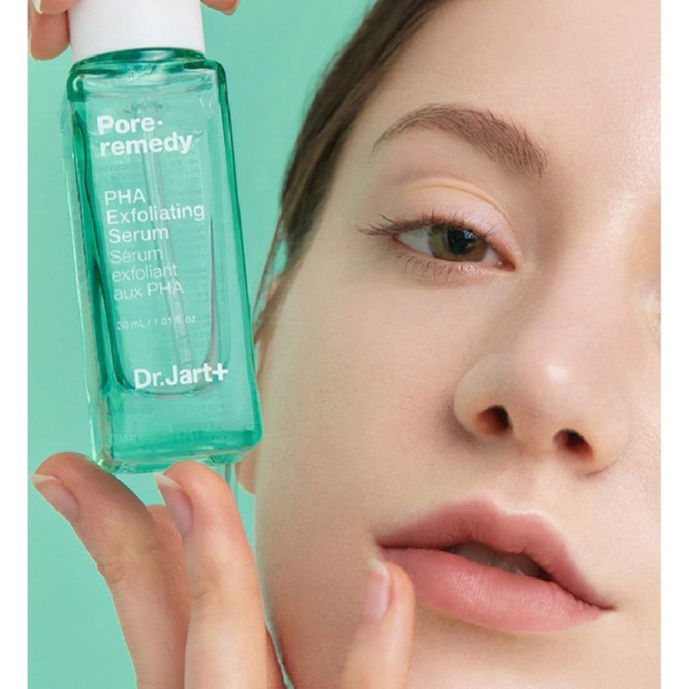 Frau hält Serumflasche. Text: Pore·remedy, PHA Exfoliating Serum, Dr.Jart+. Gesicht im Fokus.