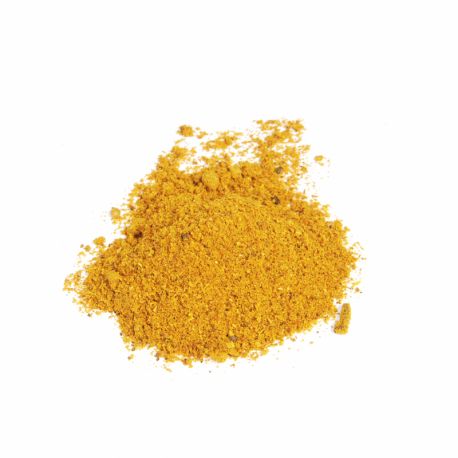 Haufen gelbes Curry-Pulver auf weißem Hintergrund. Feine Textur, lose Anordnung.