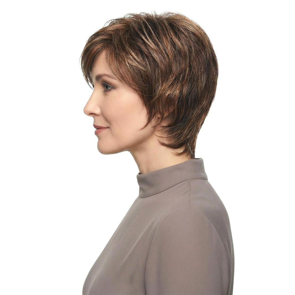 Kurzhaarperücke mit braunen und blonden Strähnen. Seitenansicht einer Frau mit hochgeschlossenem Kragen.
