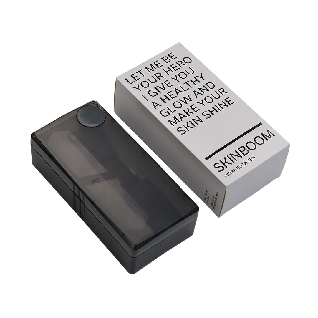 Verpackung mit SKINBOOM Hydra Glow Pen. Schwarze Aufbewahrungsbox und weisse Schachtel mit Text und Logo.