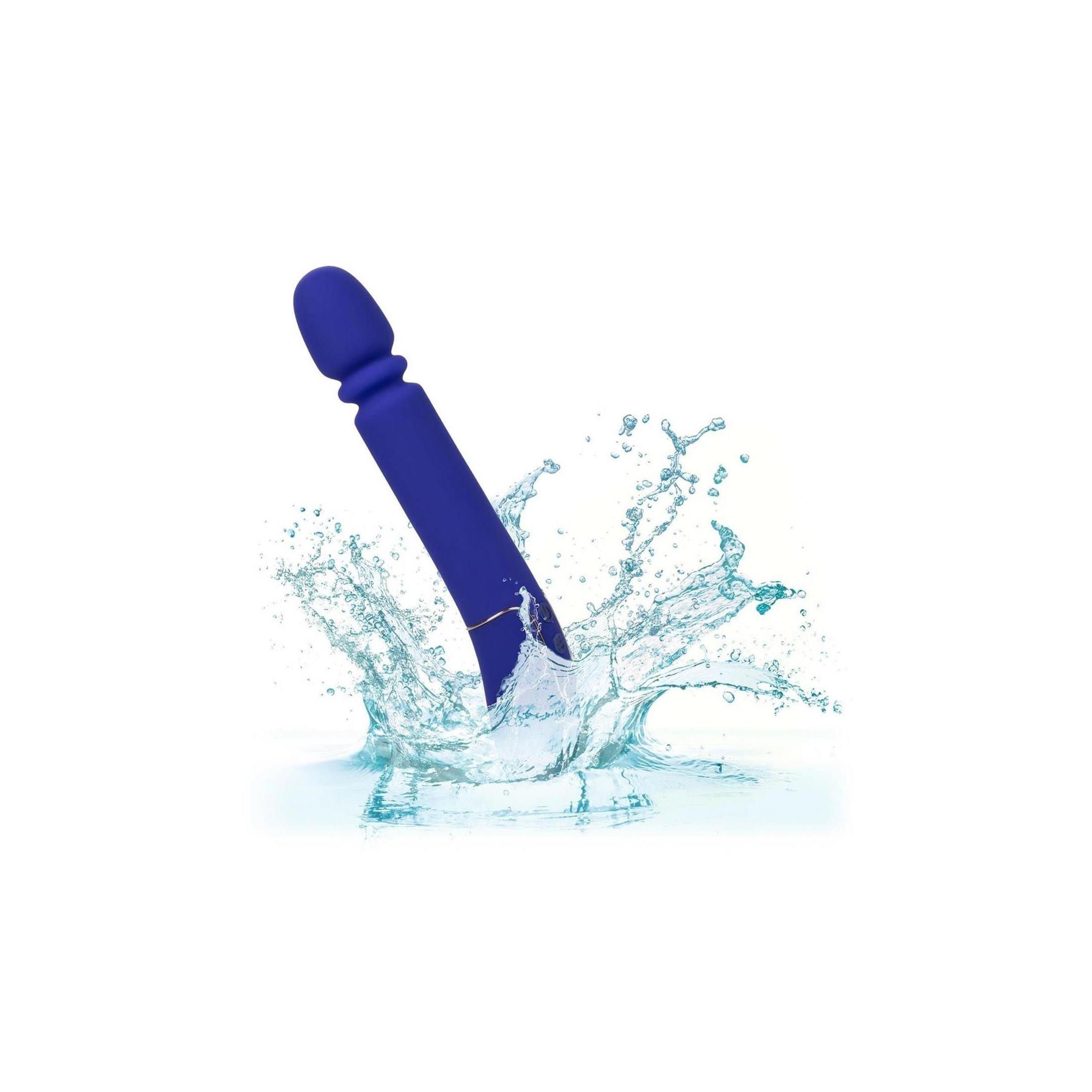 Blauer Vibrator im Wasser. Abgerundeter Kopf, gebogener Schaft. Wasserspritzer.