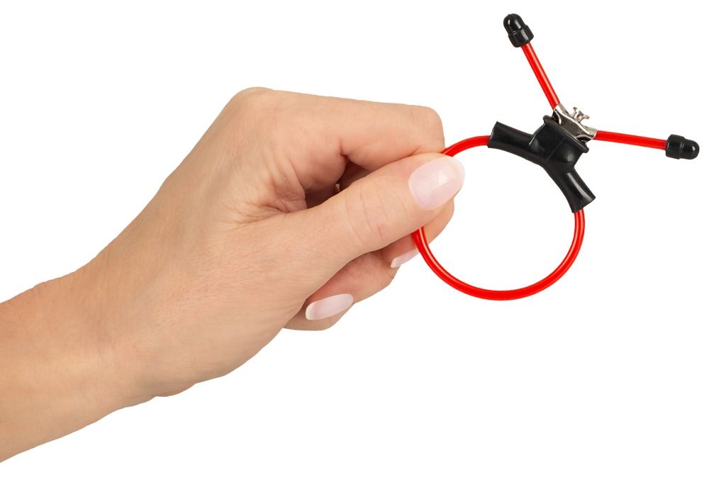 Roter Ring mit schwarzem Halter und drei roten Stäben mit schwarzen Enden, gehalten von einer Hand.