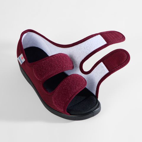 Schwarze Damenschuhe mit Klettverschluss, Sohle von unten gezeigt.