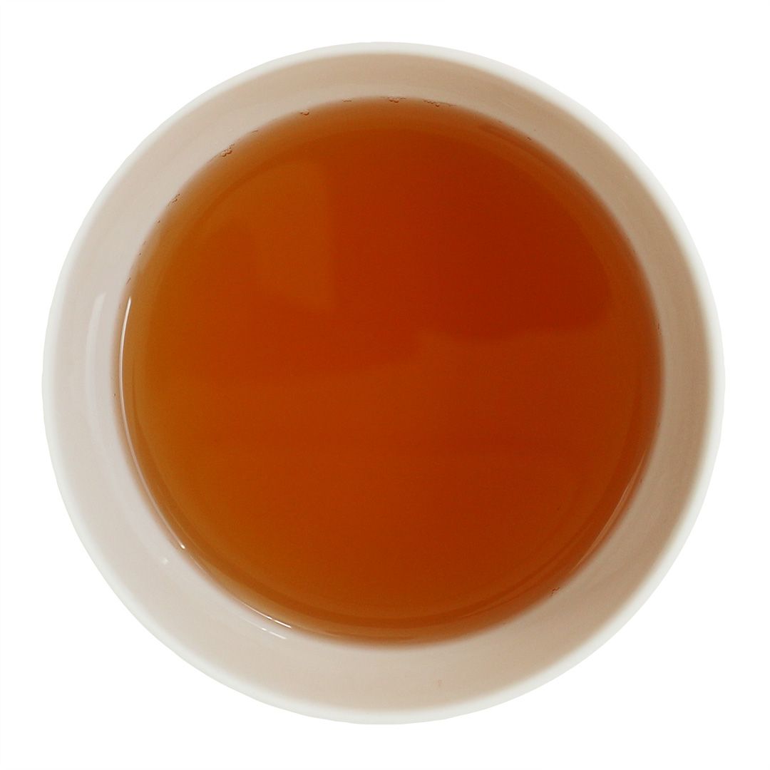 Tasse Tee. Flüssigkeit in einer weißen Tasse. Dunkelbraune Farbe. Draufsicht.