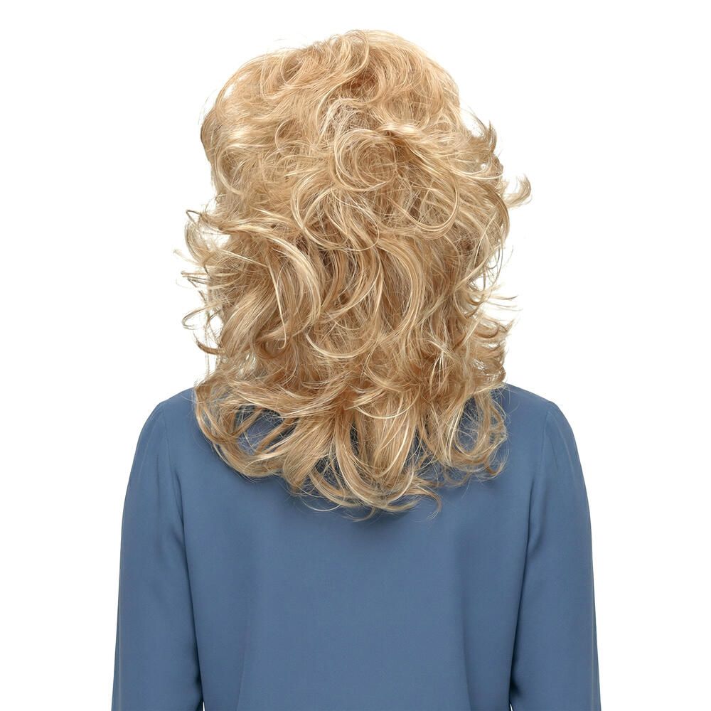 Blond gelockte Perücke. Rückansicht einer Frau mit blauer Bluse. Die Perücke hat gewelltes Haar.