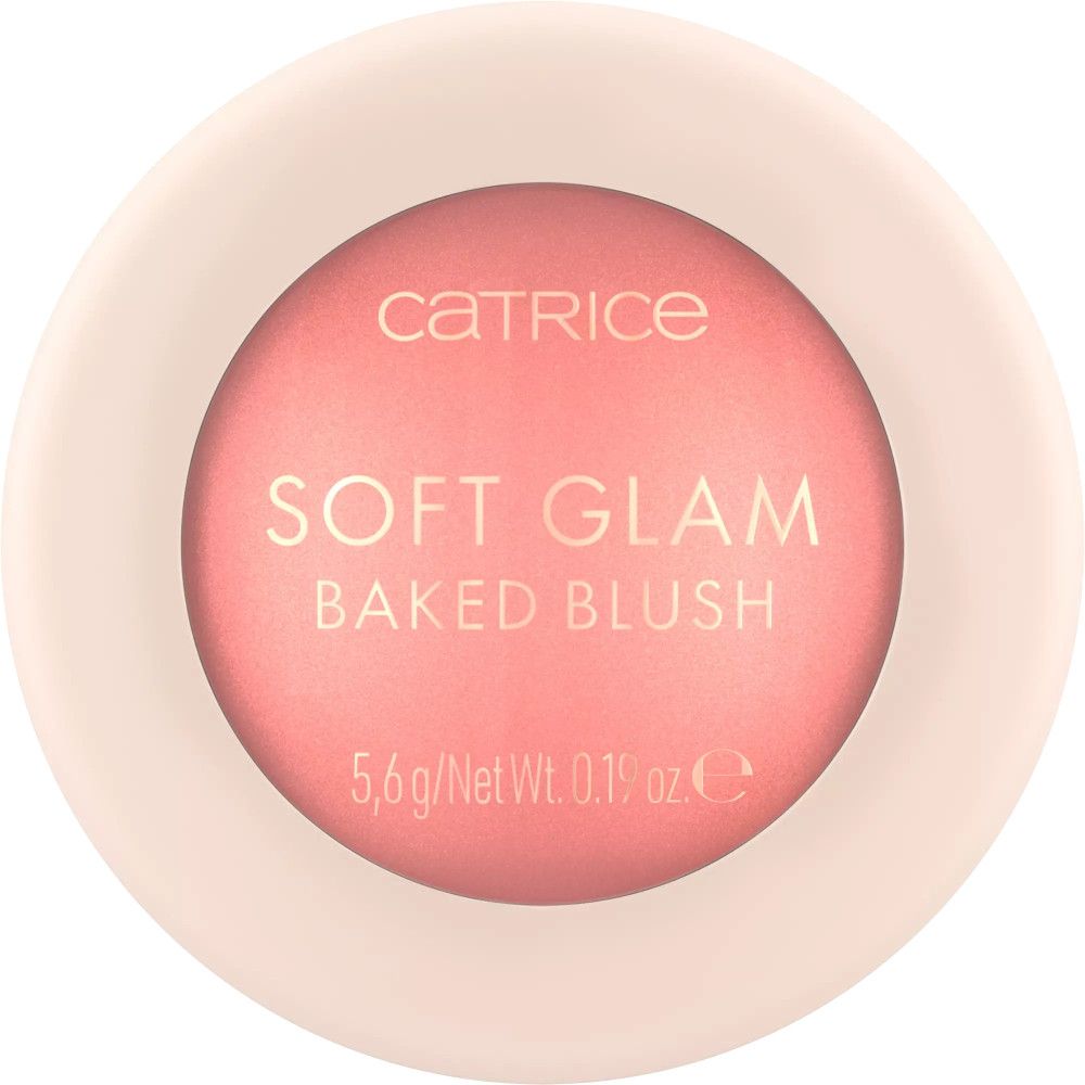 Runder, rosafarbener Rouge-Puder in einer hellrosa Dose. Auf der Dose steht 'Catrice Soft Glam Baked Blush'.